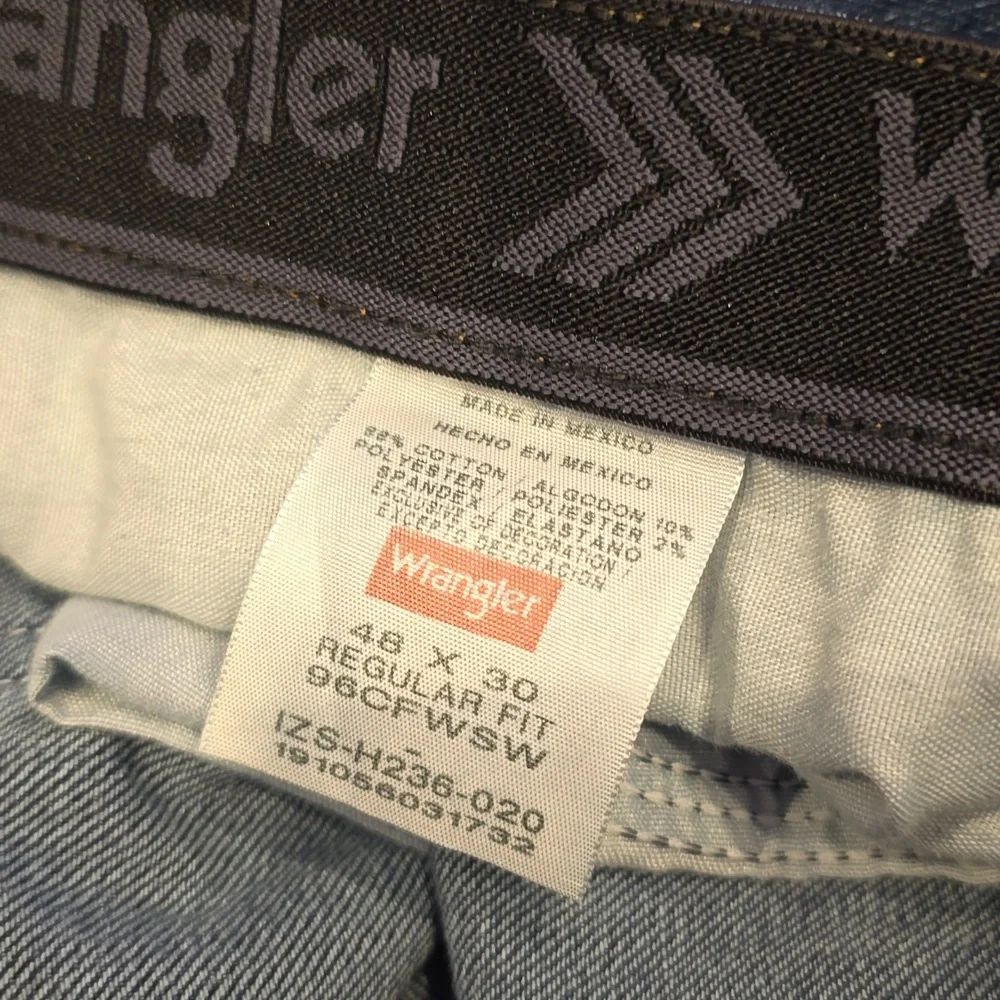 Mens Wrangler Regular fit denim cotton & spandex 48" waist 30" Length Mens - Picture 2 of 8
